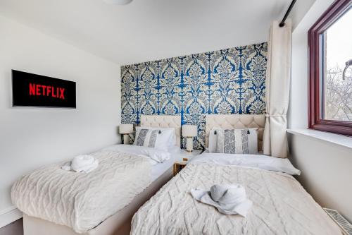 Ένα ή περισσότερα κρεβάτια σε δωμάτιο στο Shenley House - Close to City Centre - Driveway Parking, Self-Check-In, Workspace, Fast WiFi and Smart TV by Yoko Property