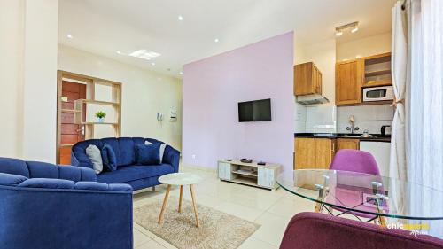 chic apart with parking and city views