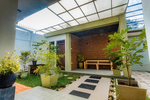 Сад в Minthara Holiday Home & Restaurant