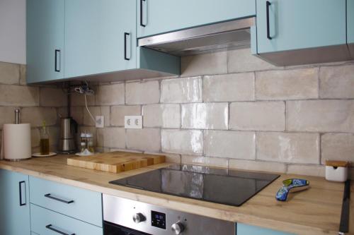 a kitchen with blue cabinets and a sink at El Descanso de Baba Yaga in Soportújar