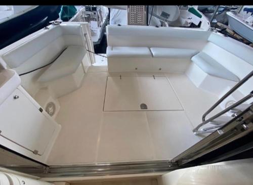 Et badeværelse på Alugo barco intermarine 440