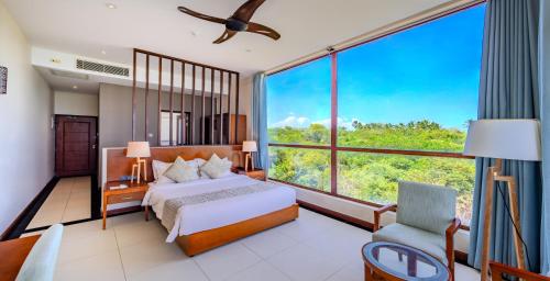 una camera da letto con un letto e una grande finestra di Sooriya Resort & Spa a Tangalle