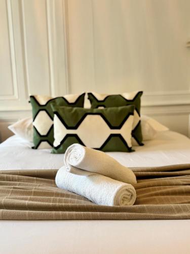 - un lit avec 2 serviettes à rouleaux dans l'établissement Les lices, centre ville de Rennes, à Rennes