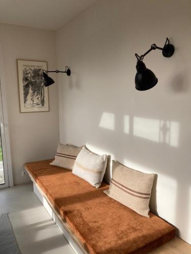 - un canapé avec des oreillers dans l'établissement Maison a Concarneau a 150m de la plage, à Concarneau