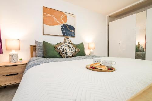 een slaapkamer met een bed met een dienblad met eten erop bij 3 BDR House near East Croydon Rail Station in Croydon