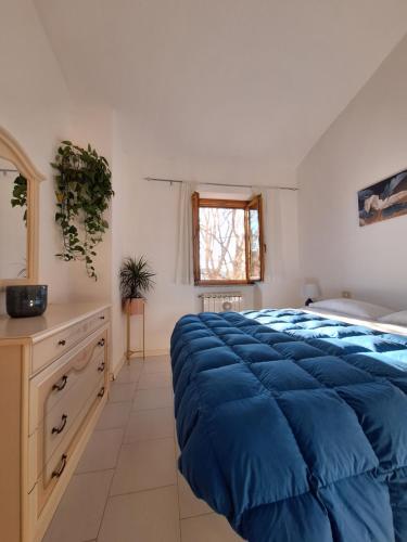 a bedroom with a large blue blanket on a bed at La Quercia D'Oro in Fivizzano