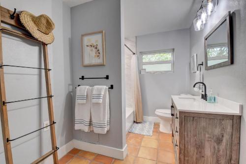 ein Badezimmer mit Waschbecken und Toilette in der Unterkunft bsv_villa721 in Boynton Beach