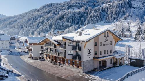 クライナルにあるAppartement Viehhauserの雪に覆われたリゾートの航空写真