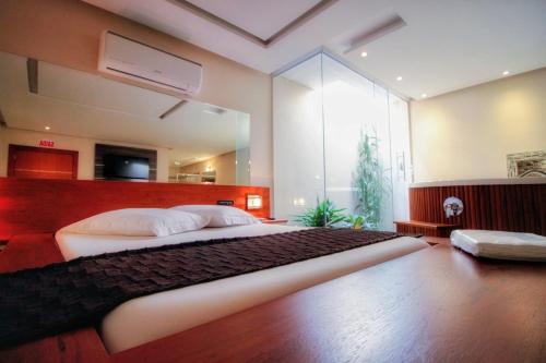 Katil atau katil-katil dalam bilik di Motel Cisne Blumenau (Adult Only)