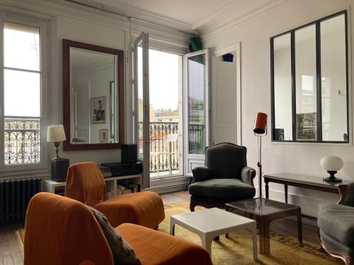 Luminous and inspiring arty home