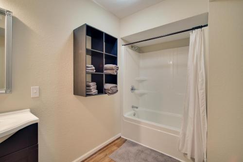 Ένα μπάνιο στο Ground-Floor Retreat Only 1 Mi to Cloudland Canyon