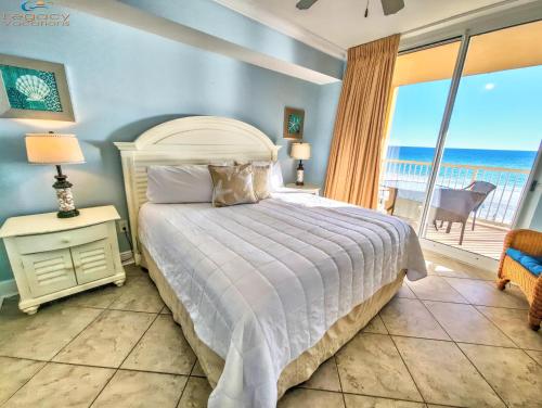 沃尔顿堡滩Azure 418-Glorious Gulf-Front Views- Luxury 4 Bdrm的一间带床的卧室，可欣赏海景