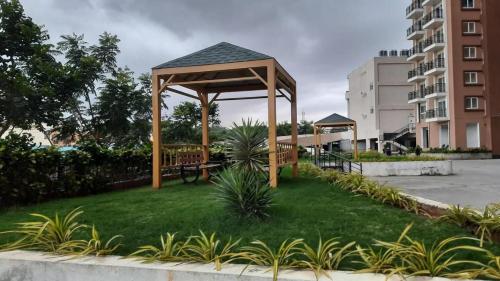Un jardín fuera de Spacious 3 BHK on high flr with Sunset , Lake View