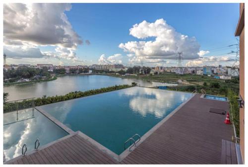La alberca dentro o cerca de Spacious 3 BHK on high flr with Sunset , Lake View