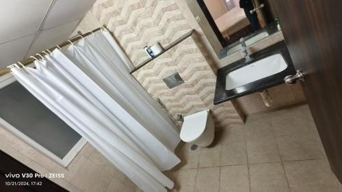 Un baño de Spacious 3 BHK on high flr with Sunset , Lake View