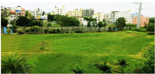 Un jardín fuera de Spacious 3 BHK on high flr with Sunset , Lake View
