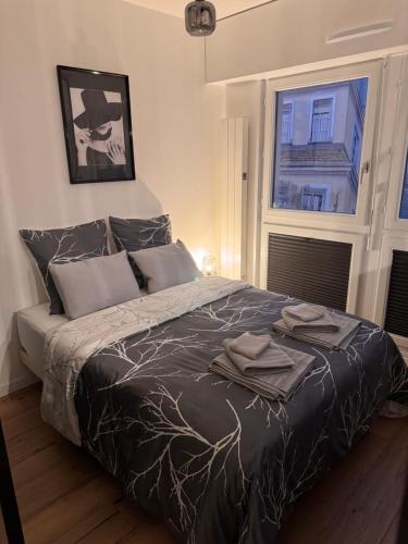 une chambre avec un lit avec deux serviettes dessus dans l'établissement Marechaux, à Mulhouse