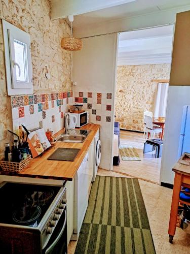 Η κουζίνα ή μικρή κουζίνα στο Un air de vignes, jacuzzi en supplément