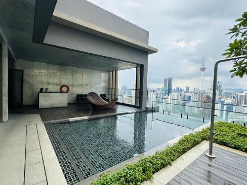 クアラルンプールにあるAXON Suites by Pavilion Forestの建物の屋上にあるプール