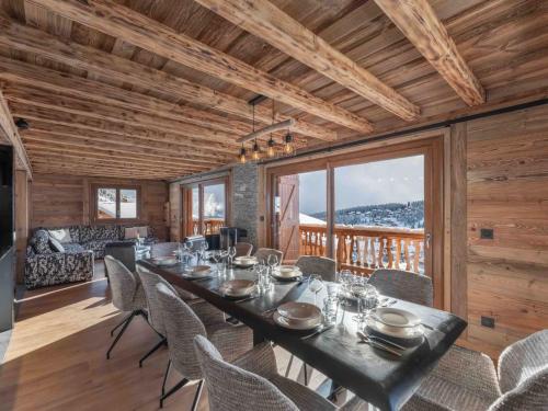 une salle à manger avec une longue table et des chaises dans l'établissement Chalet pour 10 avec sauna et confort à Les Saisies - FR-1-809-11, aux Saisies