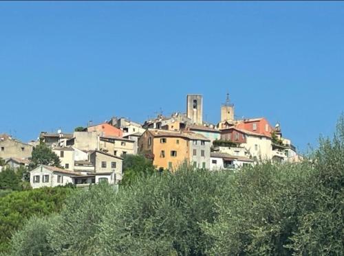 un groupe de maisons au sommet d'une colline dans l'établissement BIOT-Charmant et coquet F2, à Biot