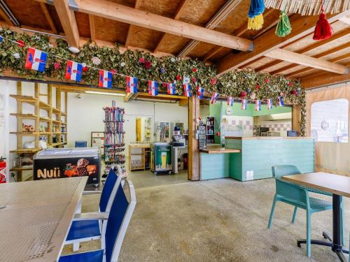 Cette chambre est dotée de tables, de chaises et de décorations de Noël. dans l'établissement Domaine Résidentiel de Plein Air Les Demoiselles, à Saint-Hilaire-de-Riez