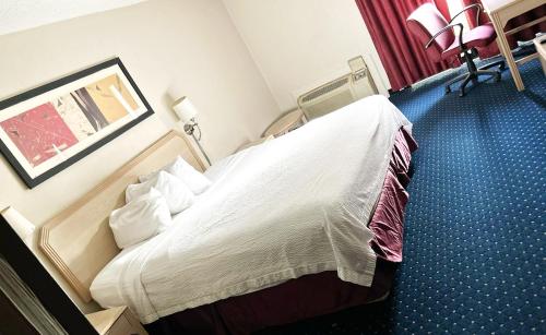 Postel nebo postele na pokoji v ubytování Blue Way Inn & Suites La Crosse