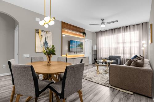 キシミーにある2306 SP - Disney Paradise 2BR Villa, Near Magic & Moreのテーブルとソファのあるリビングルーム