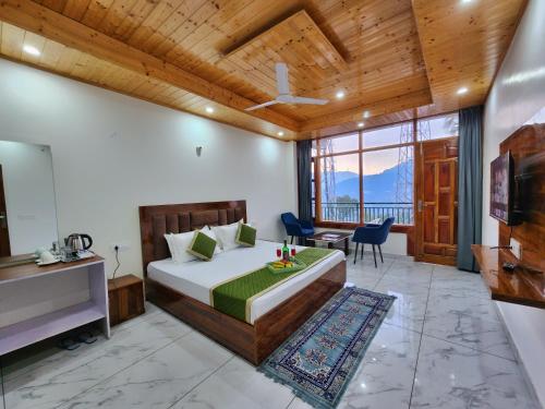 Postel nebo postele na pokoji v ubytování Pristine Edge Kasauli