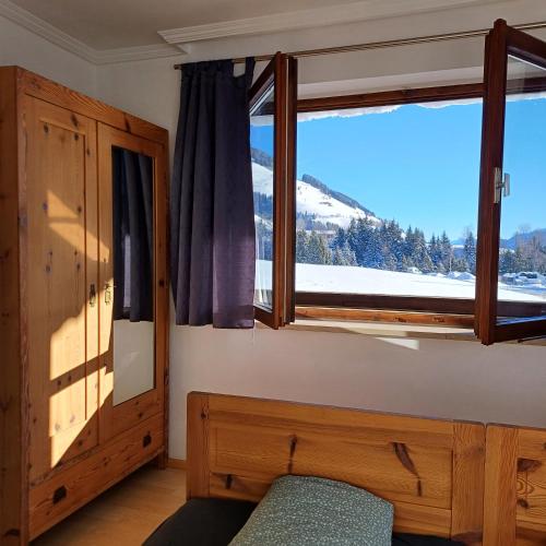 a bedroom with a view of a snow covered mountain at Ferienwohnung Oberkofler in Mittersill