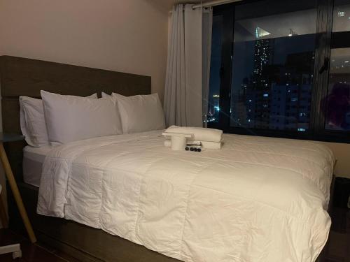 Postel nebo postele na pokoji v ubytování Destina at Air Residence Makati, MetroManila, Netflx