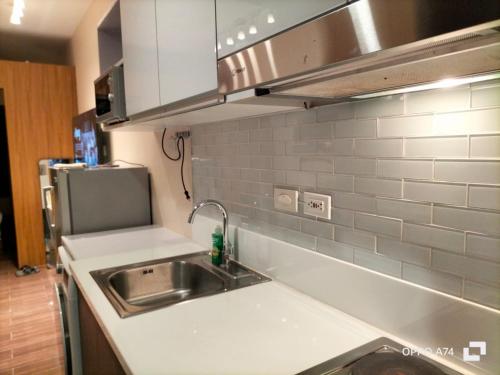 Kuchyň nebo kuchyňský kout v ubytování Destina at Air Residence Makati, MetroManila, Netflx