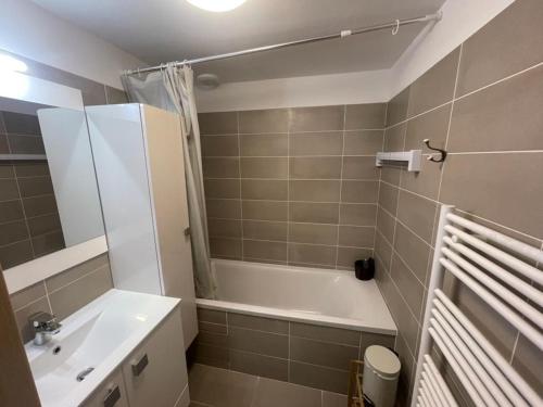 une salle de bain avec une baignoire et un lavabo et une baignoire dans l'établissement La joue du loup, à Saint-Étienne-en-Dévoluy