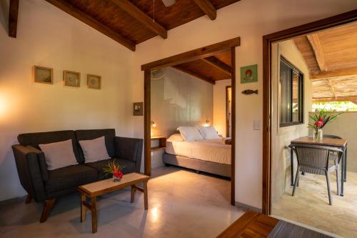 Ein Sitzbereich in der Unterkunft Feeling Trees Jungle Lodge