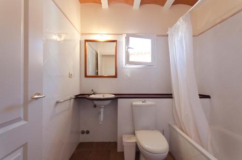 トッサ・デ・マールにあるCasa Tauroのバスルーム(トイレ、洗面台、鏡付)