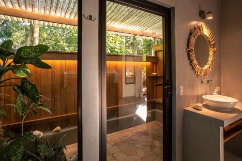 Ein Badezimmer in der Unterkunft Feeling Trees Jungle Lodge
