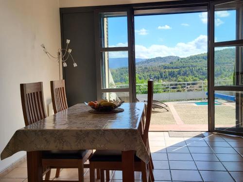une table de salle à manger avec un bol de fruits dessus dans l'établissement Superb villa for 4, private pool, à Durban-Corbières