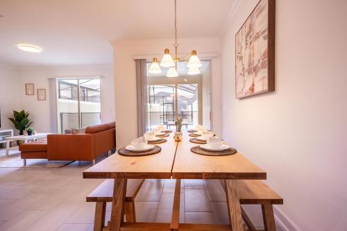 Гостиная зона в 2604 - Luxury 4-BR Villa with Private Pool Retreat