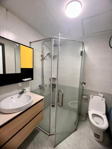 a bathroom with a shower and a sink and a toilet at HPT Home II Hoàng Huy Riverside Apartment - Homestay chuỗi căn hộ Hải Phòng in Hai Phong