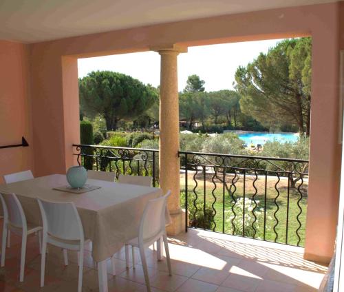 une table et des chaises sur un balcon avec vue dans l'établissement Golf Fontaine, à Pont-Royal