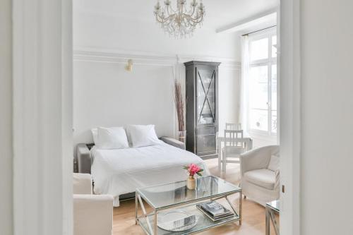 Chic apartment on the Champs-Élysées with AC