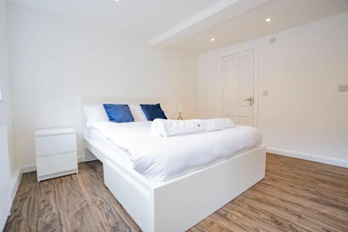 Katil atau katil-katil dalam bilik di Uxbridge Retreat 2 bed flat