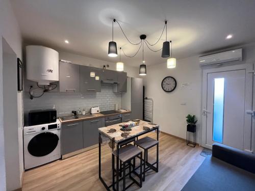 une cuisine avec une table avec des chaises et une salle à manger dans l'établissement T2 Modern and Cosy in St Étienne, à Saint-Étienne