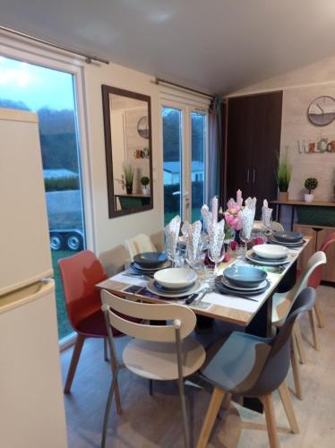 - une salle à manger avec une table et des chaises dans l'établissement Evasion en Champagne, proche de Paris et des 2 Parcs, à Verdelot