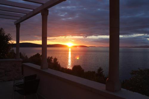 een uitzicht op een zonsondergang vanuit een huis bij Villa Convalaria in Sutivan