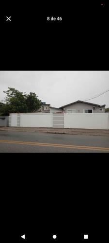 ein Bild einer Straße mit einem Haus und einer Straße in der Unterkunft Quarto completo com banheiro privado in Penha