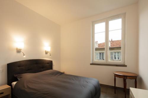 une chambre avec un lit et une fenêtre dans l'établissement 