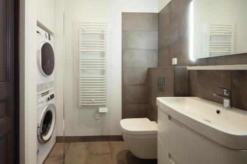une salle de bain avec un lavabo et une machine à laver dans l'établissement 