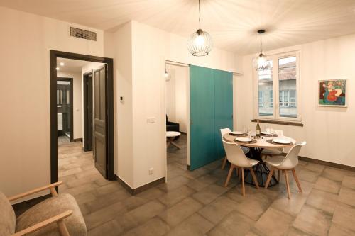 une salle à manger avec une table et des chaises dans l'établissement 