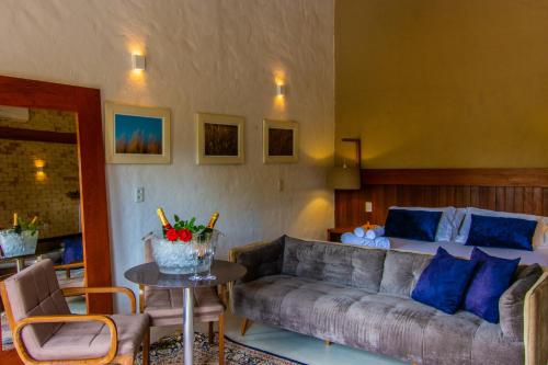a living room with a couch and a bed at Divina Pousada in Pirenópolis